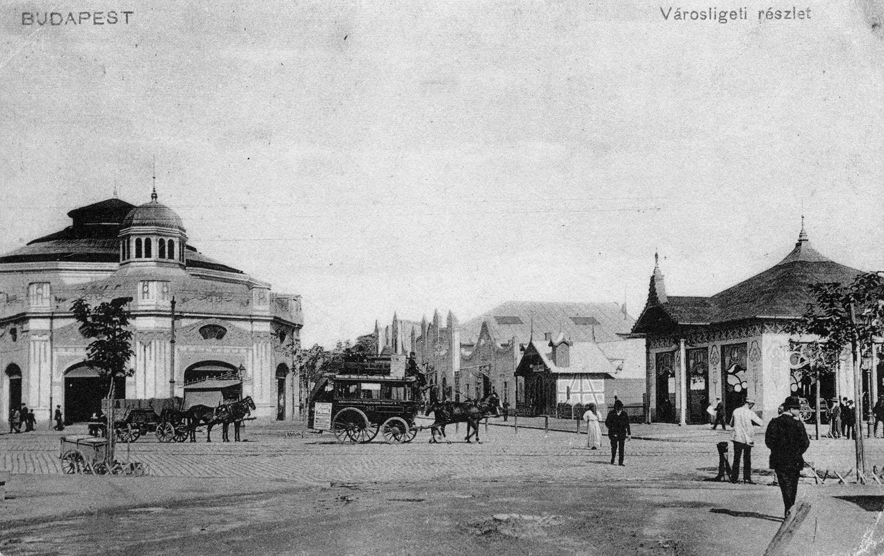 A körhinta az egykori vurstli főutcájának bejáratánál