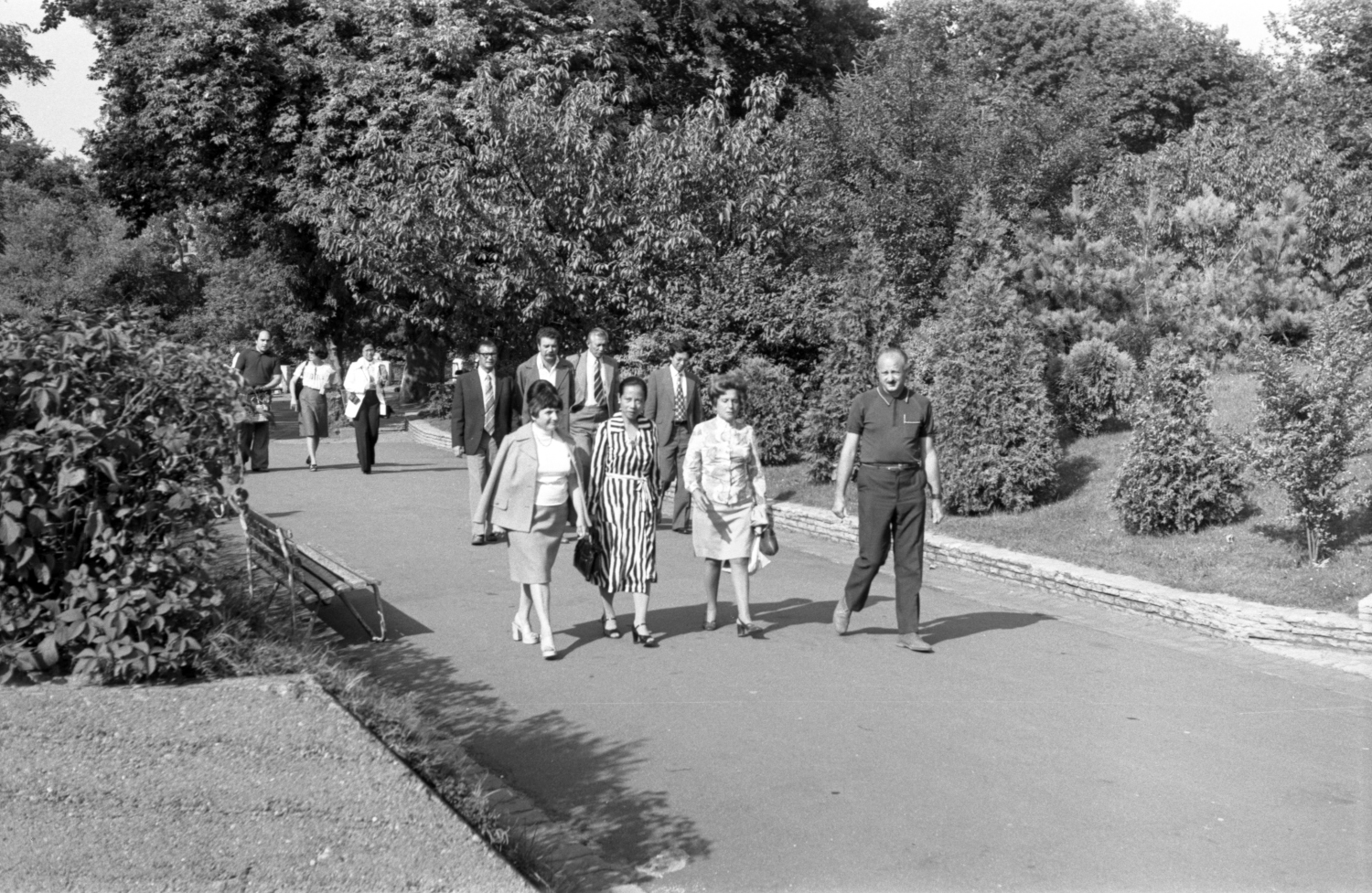 02 – Altdorfer Károly (jobbra elől) az Állatkertbe látogató külföldi delegációt kalauzol. Kapocsy György felvétele 1977-ből