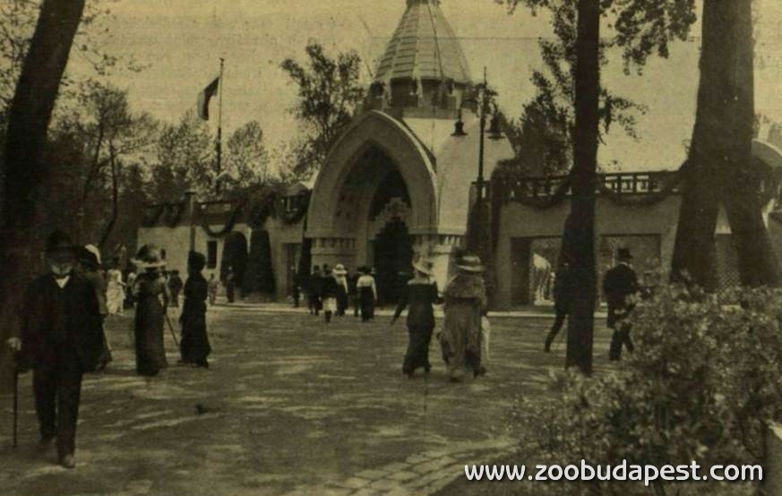 Közönség az újjászületett Állatkert sétányain - a fotó a megnyitás hetében, 1912 májusában készült, a háttérben még látszik a Főkapu megnyitóra készült díszítése