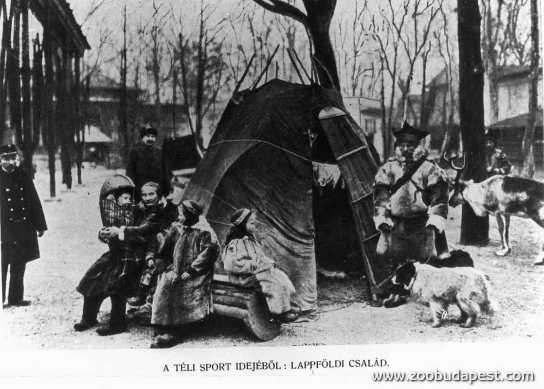 A norvégiai lappok néprajzi bemutatója 1913-ban, a sátor bejárata mellett áll Uttei apó