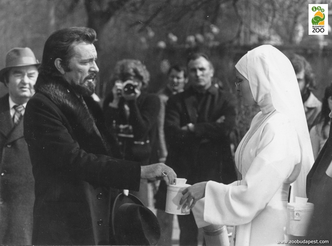 Richard Burton és Raquel Welch a tóparti sétányon, a Kékszakáll című film 1972-es forgatásakor 