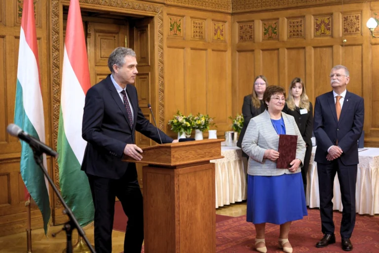 Dr. Endre Sós receives the Frim Jakab Memorial Medal