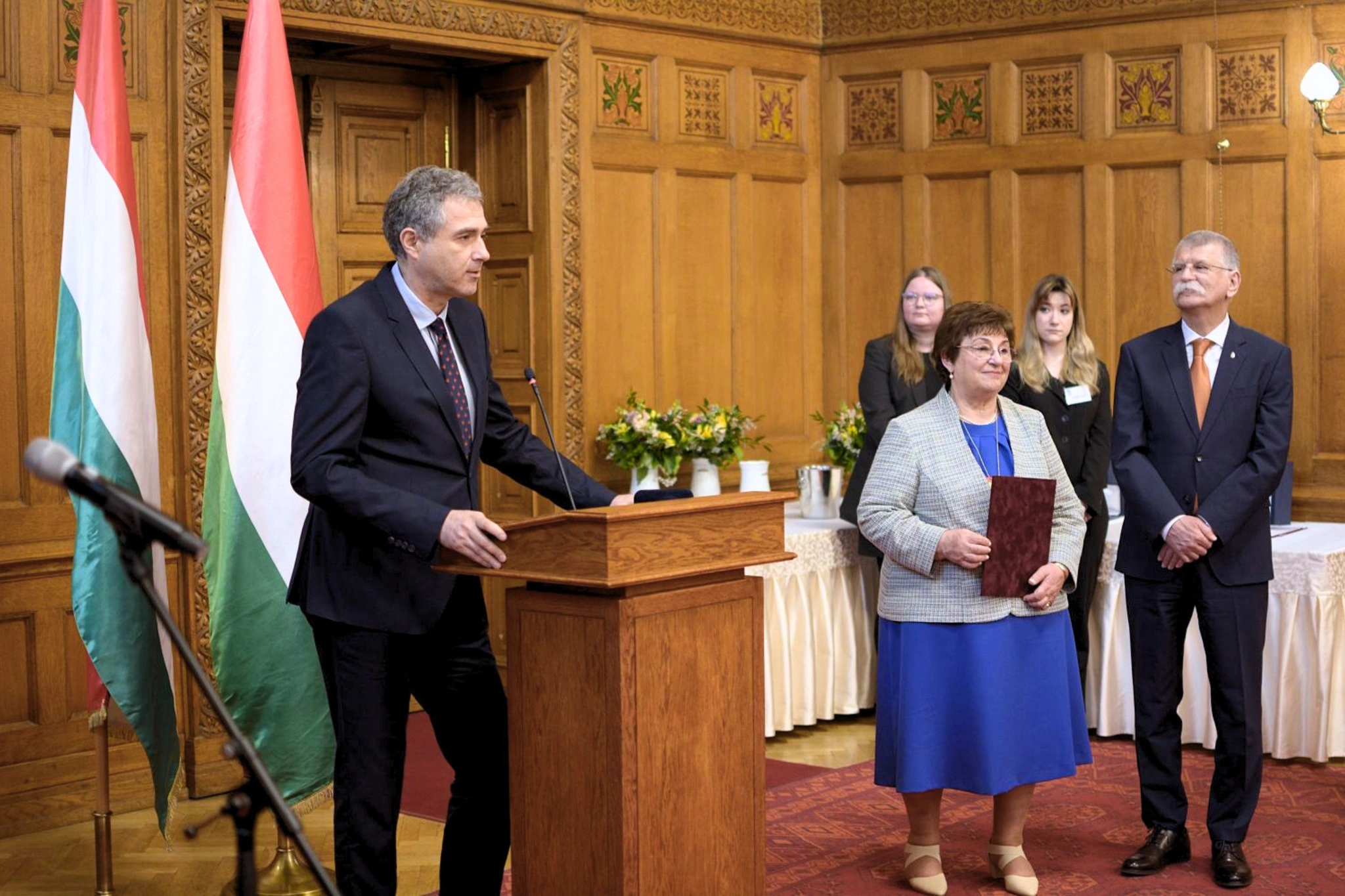 Dr. Sós Endre átveszi a Frim Jakab-emlékérmet